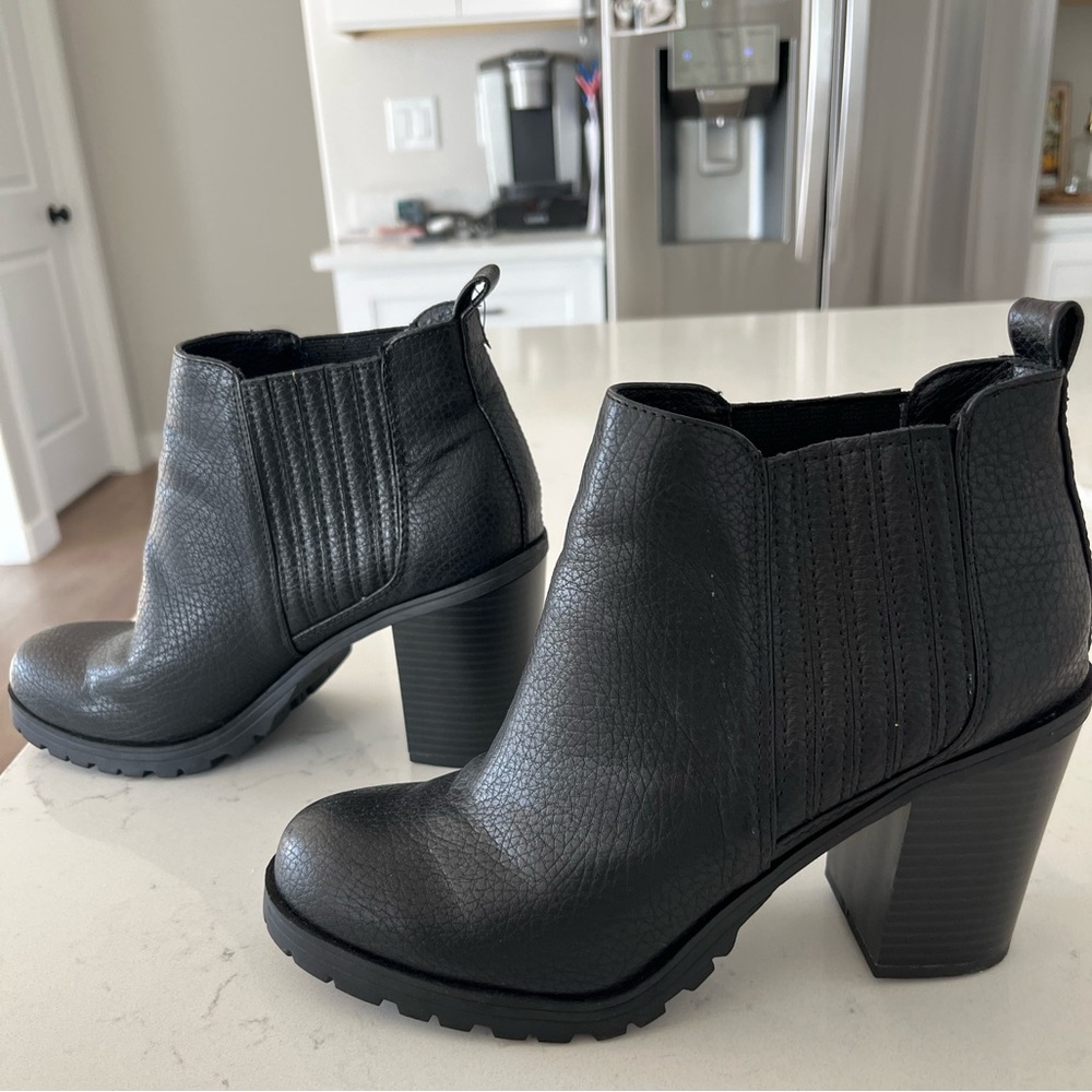 Size 8 Sam and Libby booties